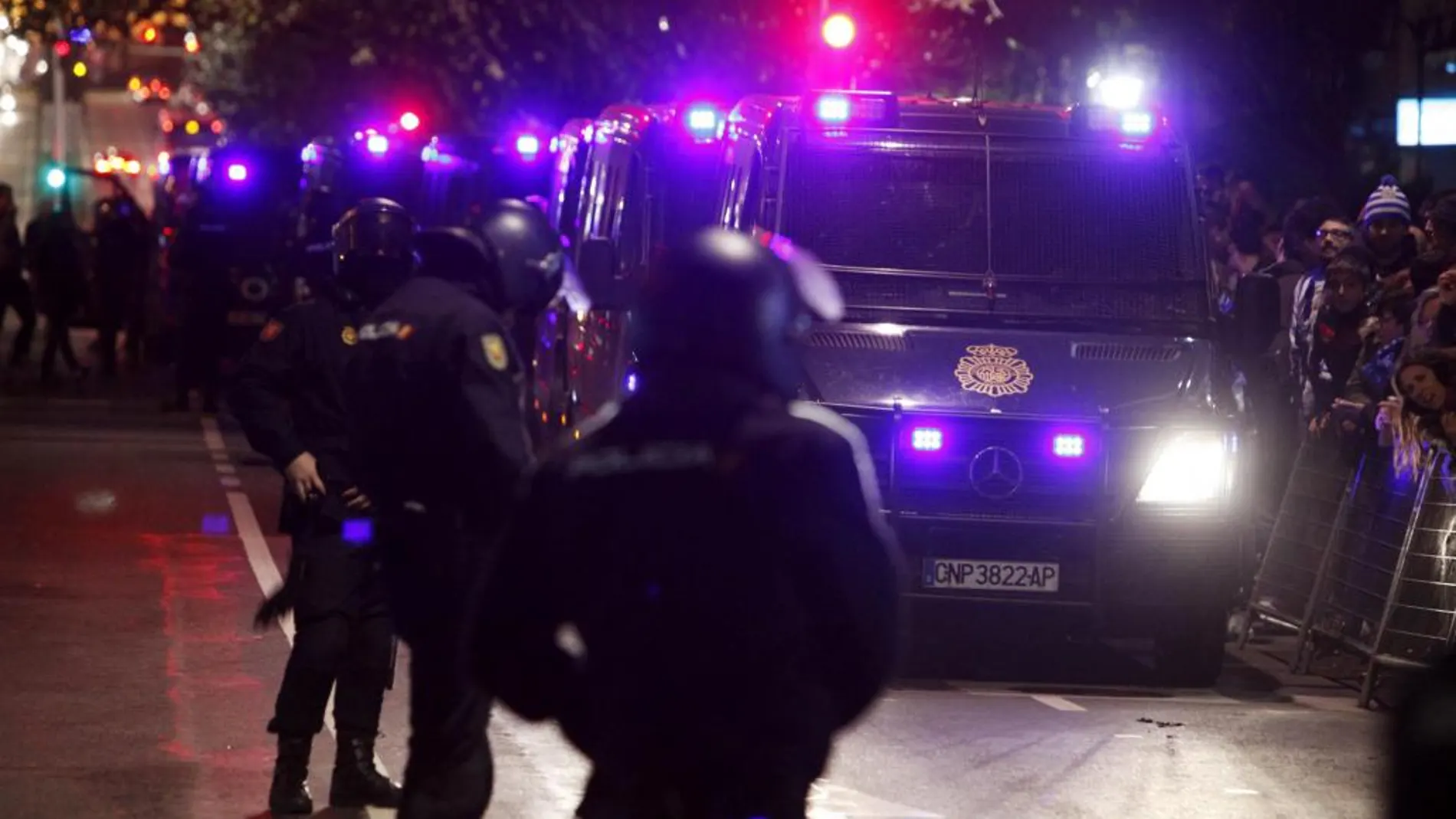 Un importante dispositivo policial a la llegada de los equipos Deportivo de La Coruña y Celta de Vigo al estadio de Riazor para el derbi gallego, partido correspondiente a la jornada 12 de la Liga BBVA