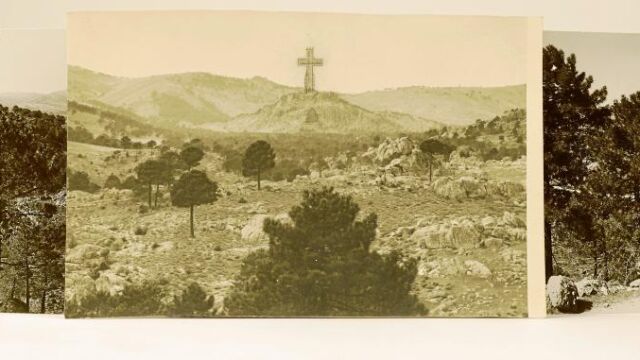 La fotografía central es la única del lote 543 que no es panorámica. Franco pinta con un lapicero una gruesa cruz y repasa el montículo en el que quiere que se construya