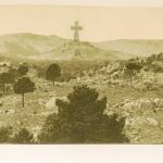La fotografía central es la única del lote 543 que no es panorámica. Franco pinta con un lapicero una gruesa cruz y repasa el montículo en el que quiere que se construya
