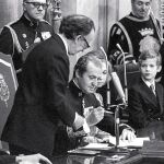 El Rey Don Juan Carlos sancionó la Constitución el 27 de diciembre de 1978, en un acto en el que estuvo presente su hijo, el entonces Príncipe Felipe
