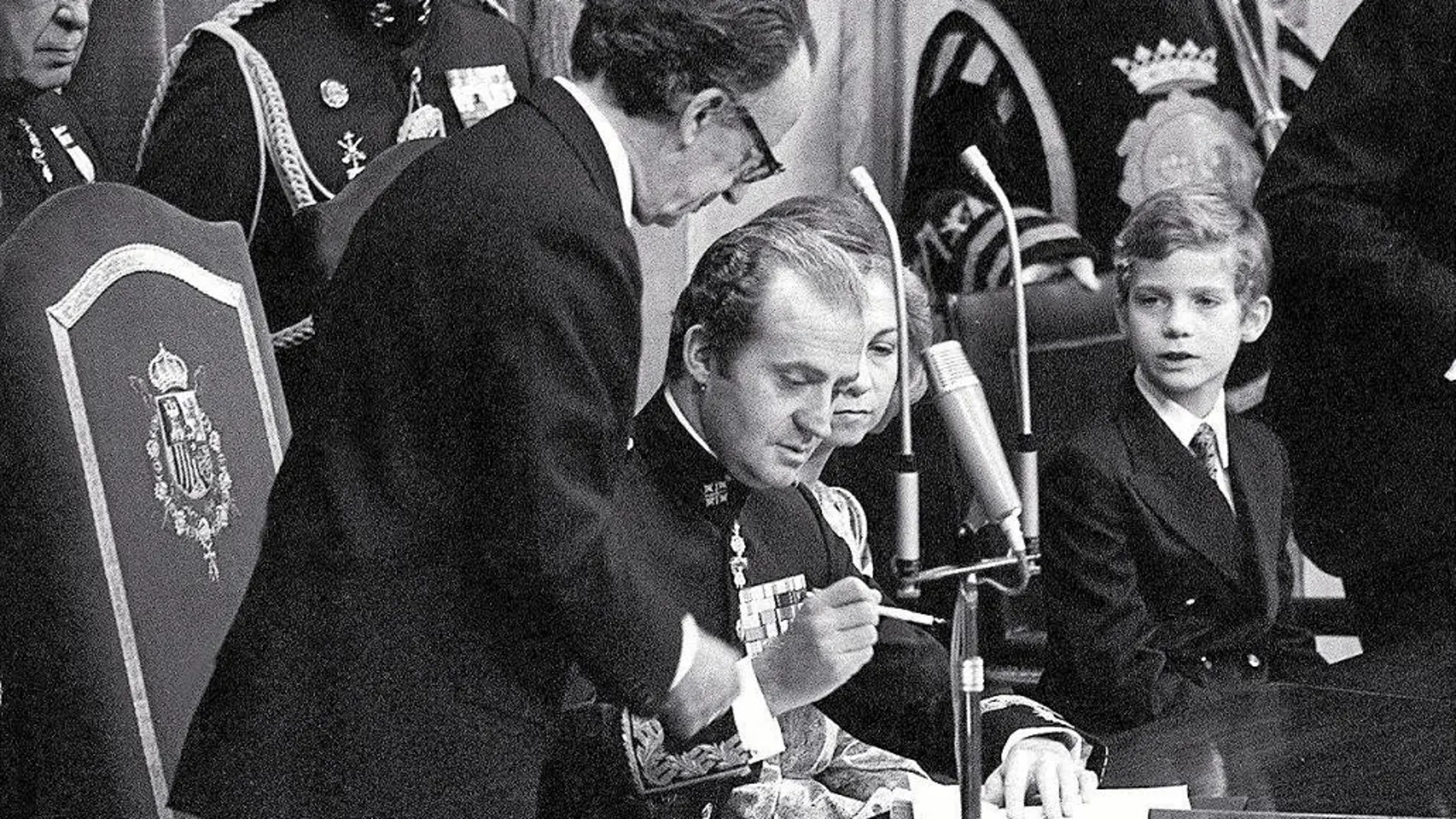 El Rey Don Juan Carlos sancionó la Constitución el 27 de diciembre de 1978, en un acto en el que estuvo presente su hijo, el entonces Príncipe Felipe