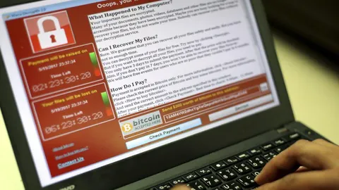 Un programador muestra la captura de pantalla en la que se pide un rescate en bitcoins por los documentos encriptados en Taipei (Taiwán).