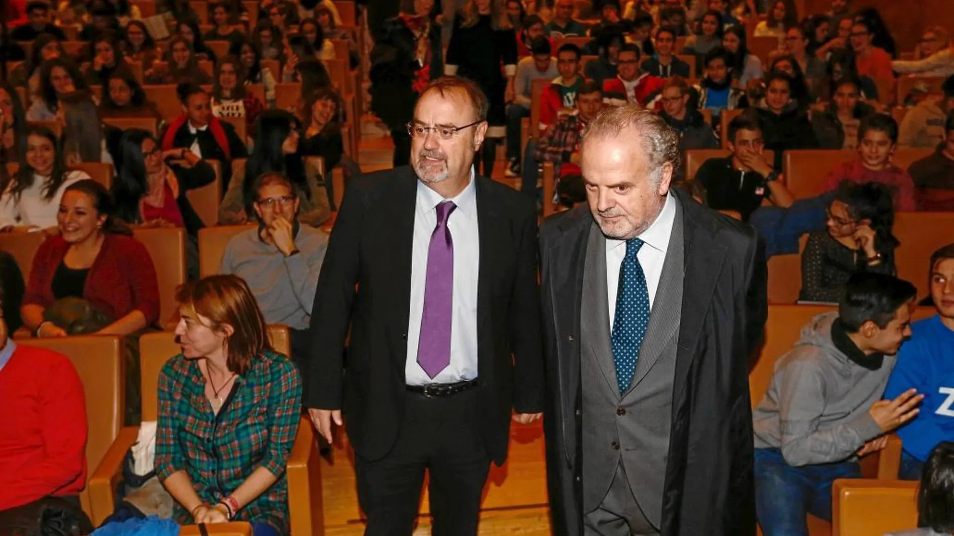 El consejero de Educación, Fernando Rey, y el presidente de la Fundación Santillana, Ignacio Polanco, momentos antes de inaugurar en el Centro Cultural Miguel Delibes de Valladolid el II Festival Iberoamericano de Literatura Infantil y Juvenil