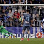 El centrocampista del Málaga José Luis García "Recio"(3-d) marca de penalti en segundo gol ante el Celta