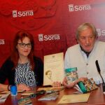 Los concejales de Turismo y de Cultura de Soria, Ana María Calvo y Jesús Bárez, presentan el Pasaporte Machadiano