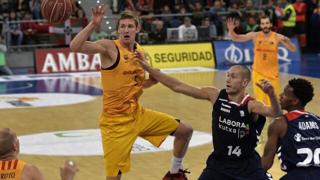 GRA311. VITORIA, 22/11/2015.- El ala pivot estadounidense del Barcelona Lassa Justin Doellman (i) intenta un pase ante los jugadores del Laboral Kutxa Kim Tillie (2d) y Darius Adams en partido de la séptima jornada de la liga ACB que se disputa esta noche en el Fernando Buesa Arena. EFE/ADRIÁN RUIZ DE HIERRO