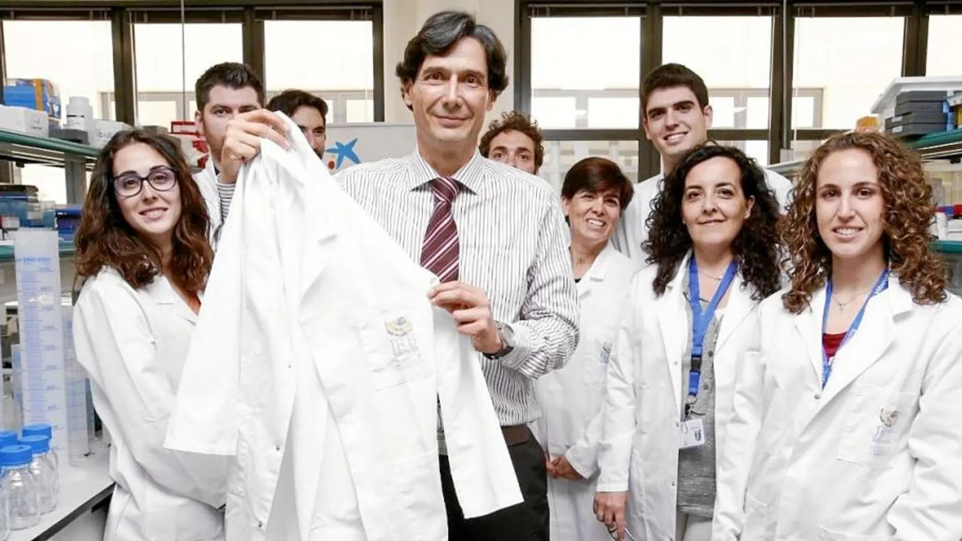Manuel Serrano, en su laboratorio de «Plasticidad celular y enfermedad», junto a su equipo