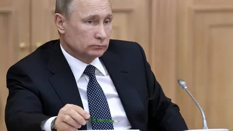 El presidente de Rusia, Vladimir Putin (c), asiste a una reunión del sindicato de la Universidad Estatal de Moscú (MGU), en Moscú (Rusia), hoy, 25 de enero de 2017