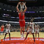 El español Pau Gasol (c) de Chicago Bulls encesta contra Houston Rockets.