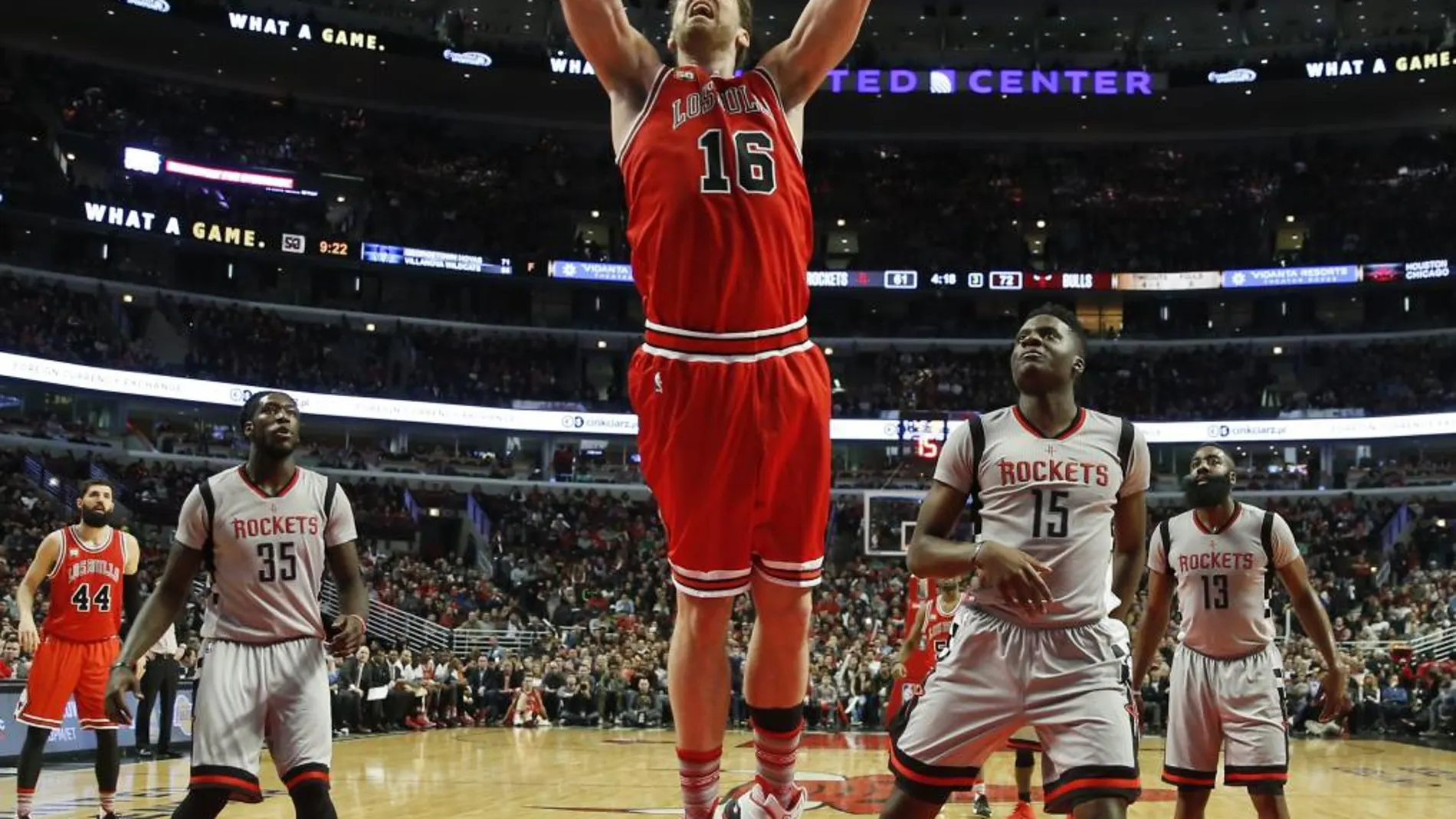 El español Pau Gasol (c) de Chicago Bulls encesta contra Houston Rockets.
