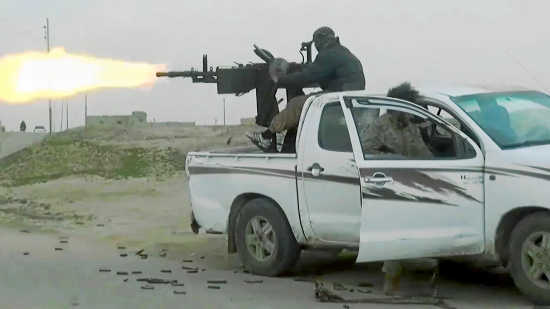 Miembros del Estado Islámico abren fuego contra posiciones de las Fuerzas Democráticas Sirias en la provincia de Deir El Zour / Ap