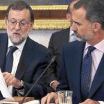 El Rey, junto a Mariano Rajoy, ayer, en el Palacio Real de Aranjuez por la reunión del Patronato Cervantes