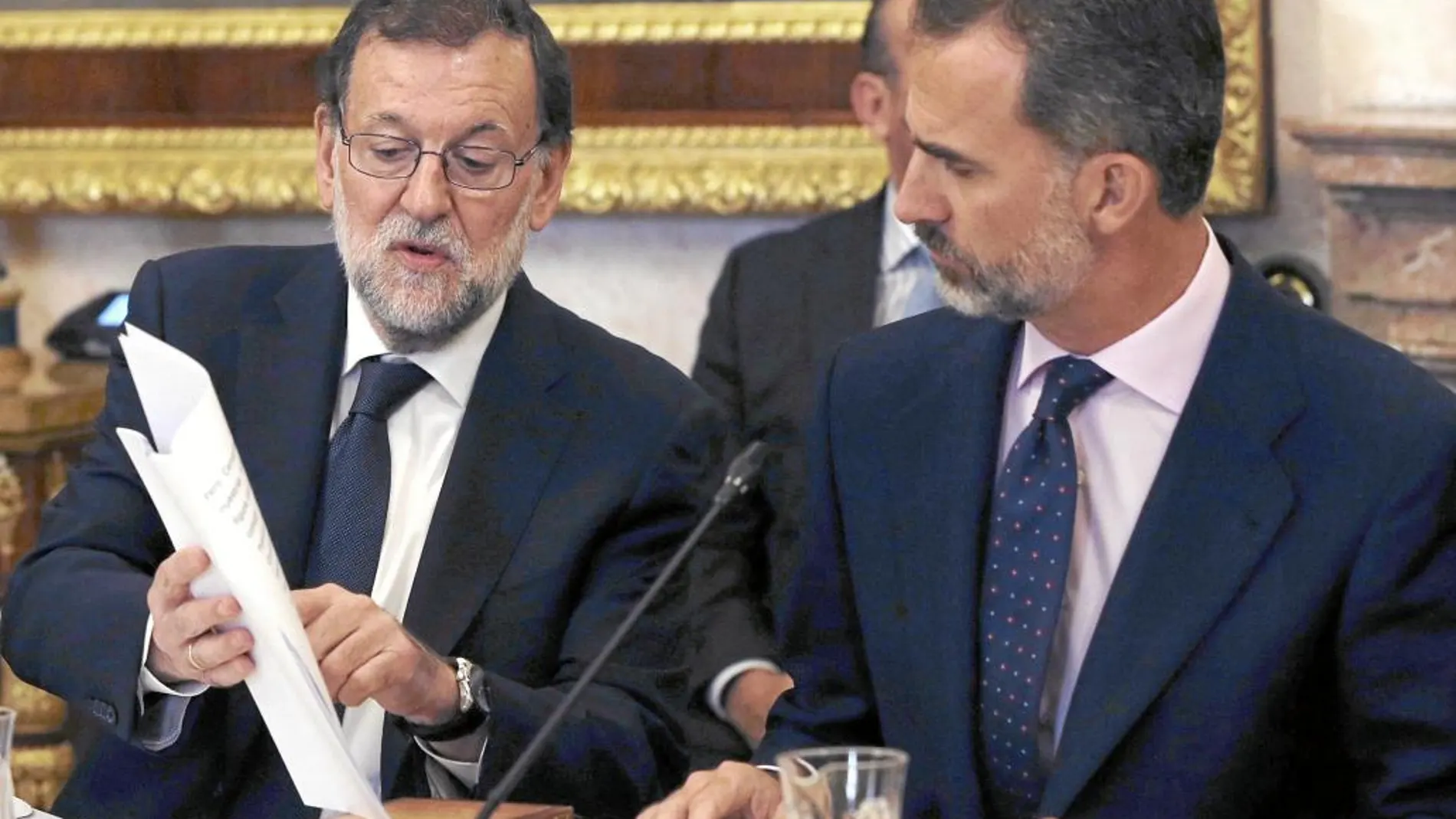 El Rey, junto a Mariano Rajoy, ayer, en el Palacio Real de Aranjuez por la reunión del Patronato Cervantes