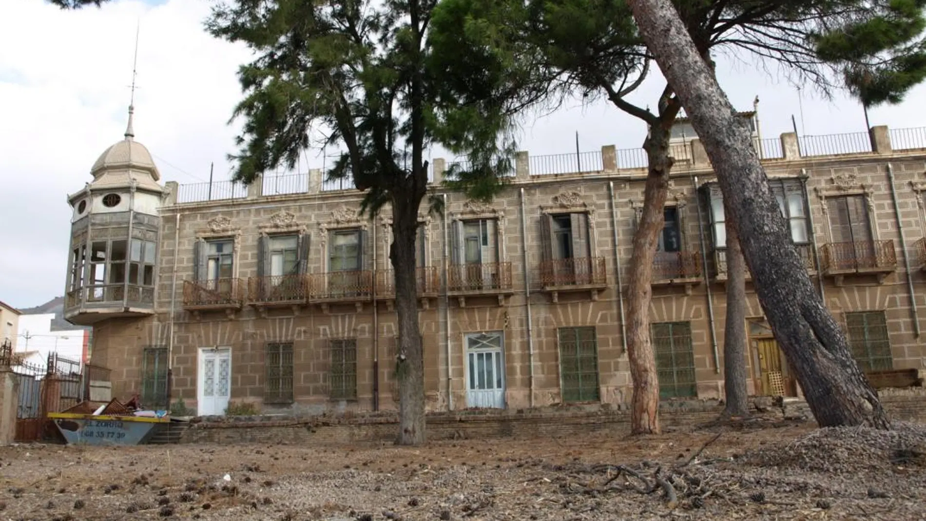 La Villa Calamari ha sufrido diversos incendios y actos vandálicos que la han deteriorado gravemente. LA RAZÓN