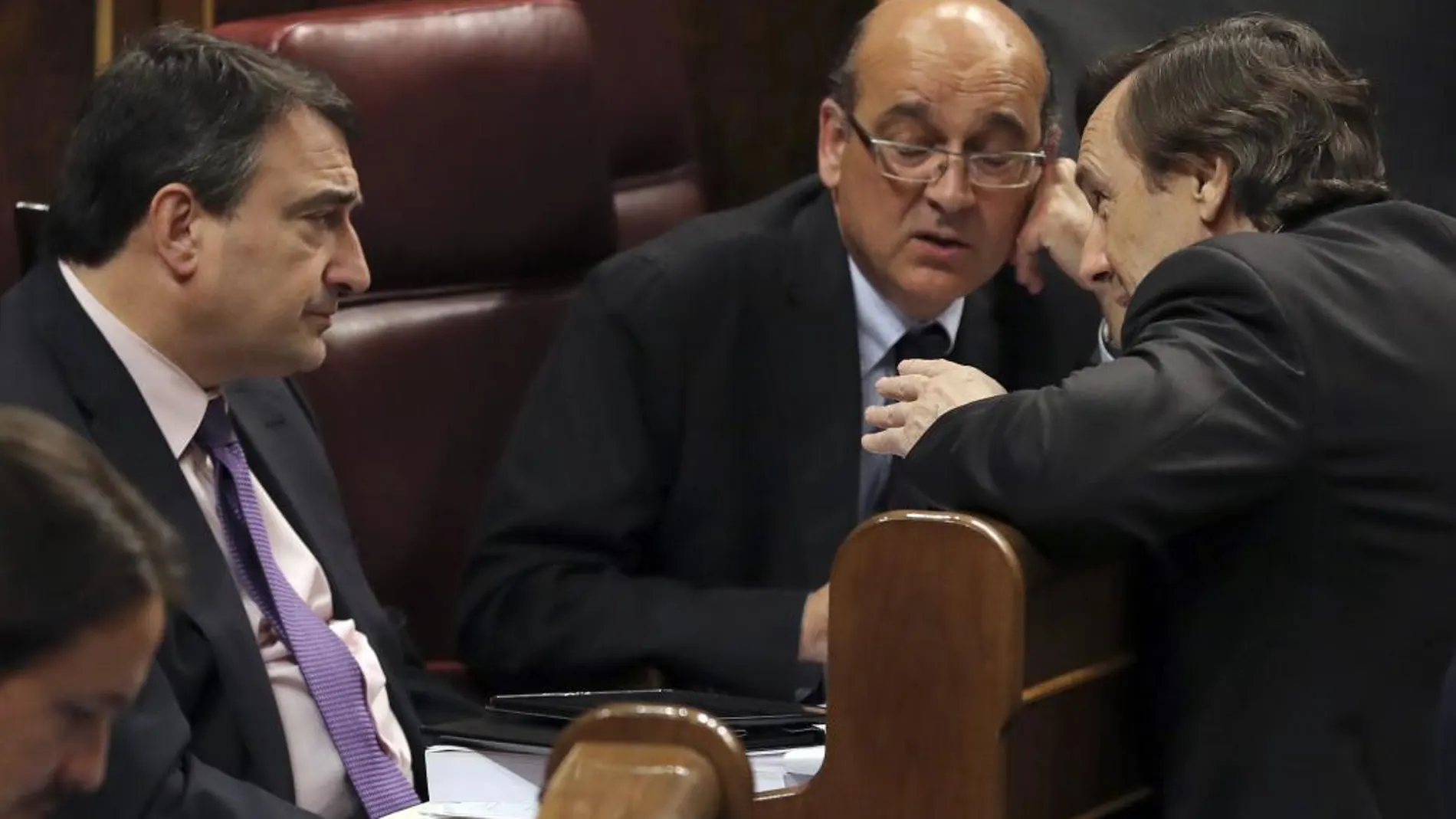 El portavoz del PP, Rafael Hernando, conversa con el portavoz del PNV, Aitor Esteban, durante un Pleno del Congreso