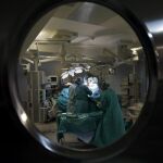 Imagen de profesionales sanitarios trabajando en un quirófano