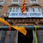 Una nueva pancarta en el balcón del Palau de la Generalitat, con el lema "Libertad de opinión y expresión". EFE/ Alejandro García
