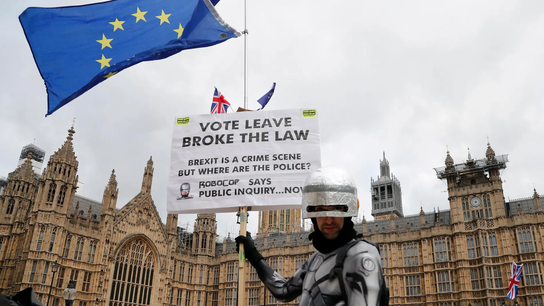 Un manifestante pro Unión Europea protesta delante del parlamento británico, hoy/AP