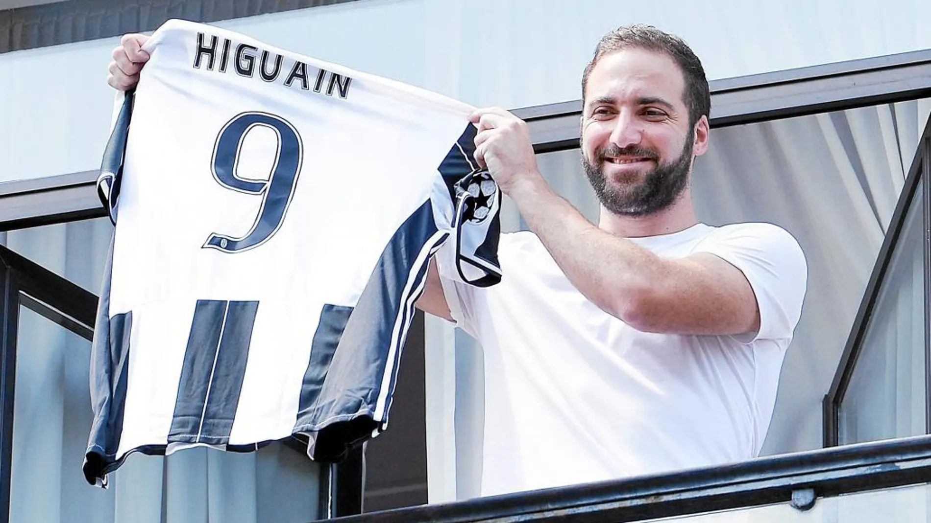 Higuaín muestra su camiseta de la Juve