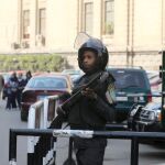 Un agente de policía hace guardia en El Cairo