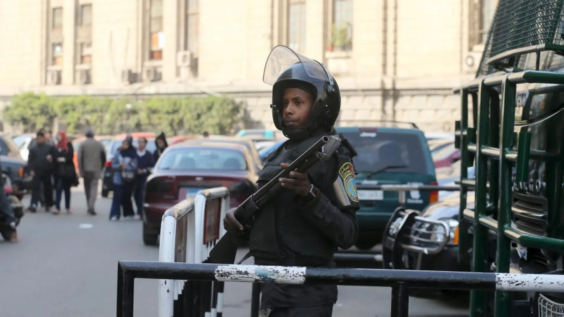 Un agente de policía hace guardia en El Cairo