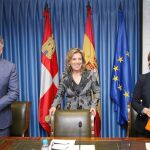 María José Salgueiro, en el centro, junto a Angelina Trigo y Tomás Burgos, poco antes del comienzo de la jornada