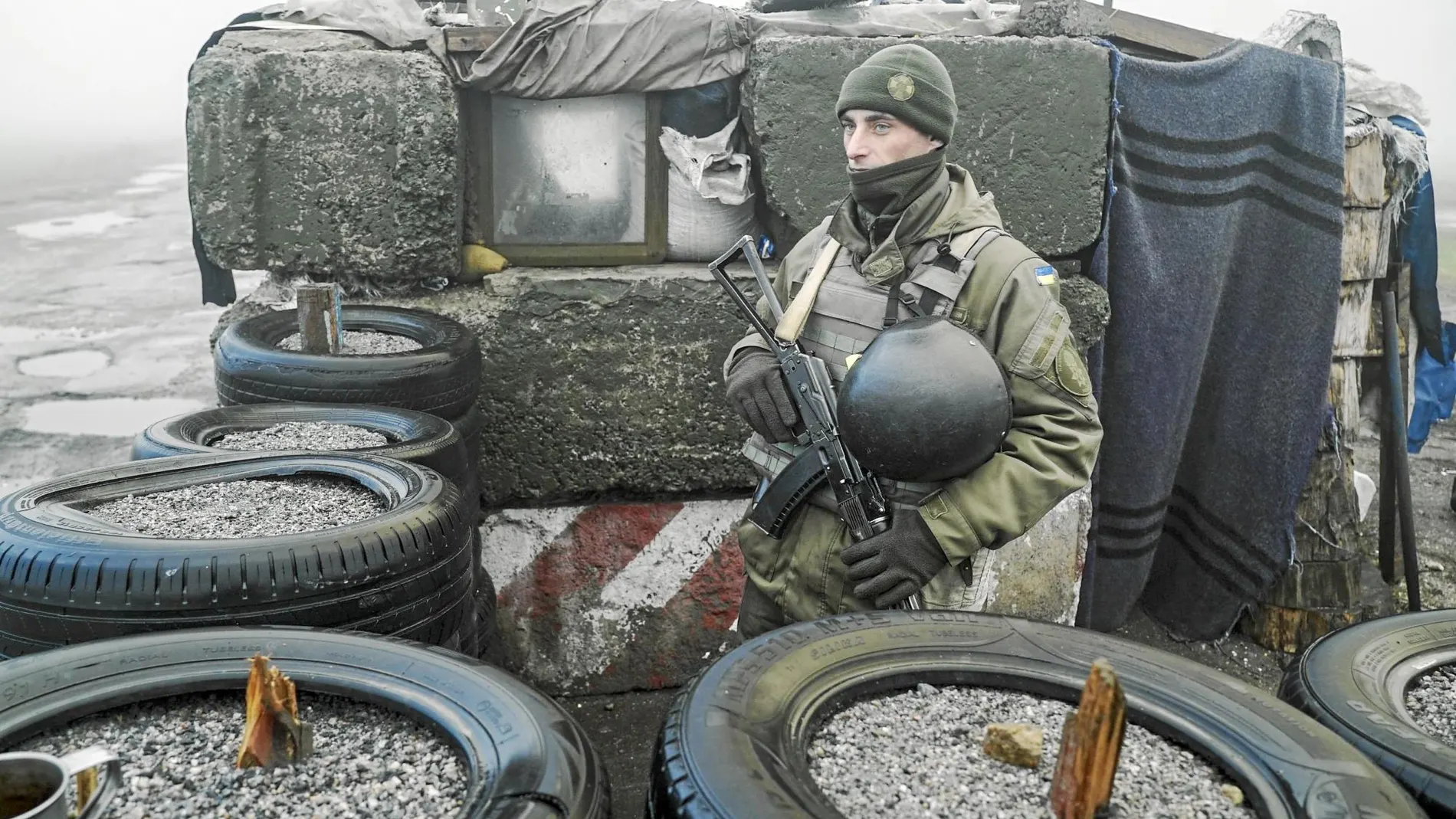 Un soldado ucraniano fuertemente armado monta guardia en un puesto en Berdyansk, en la costa del mar de Azov, en el este del país