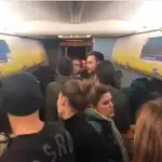  Cerca de 200 españoles quedaron atrapados 6 horas en un avión de Ryanair en Praga