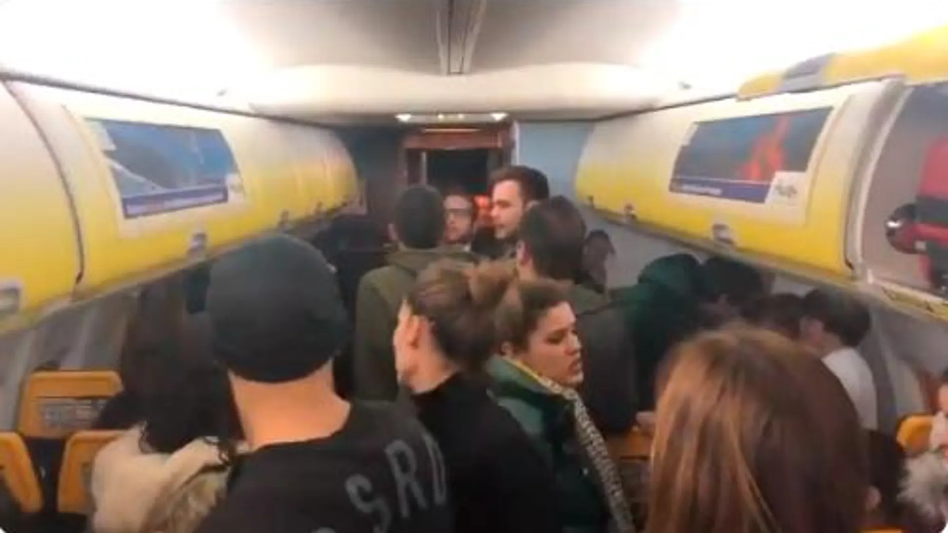 Españoles atrapados en el vuelo de Ryanair que conectaba Praga con Madrid