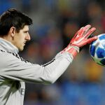 Thibaut Courtois calienta antes del partido del miércoles, su estreno de blanco en la Liga de Campeones