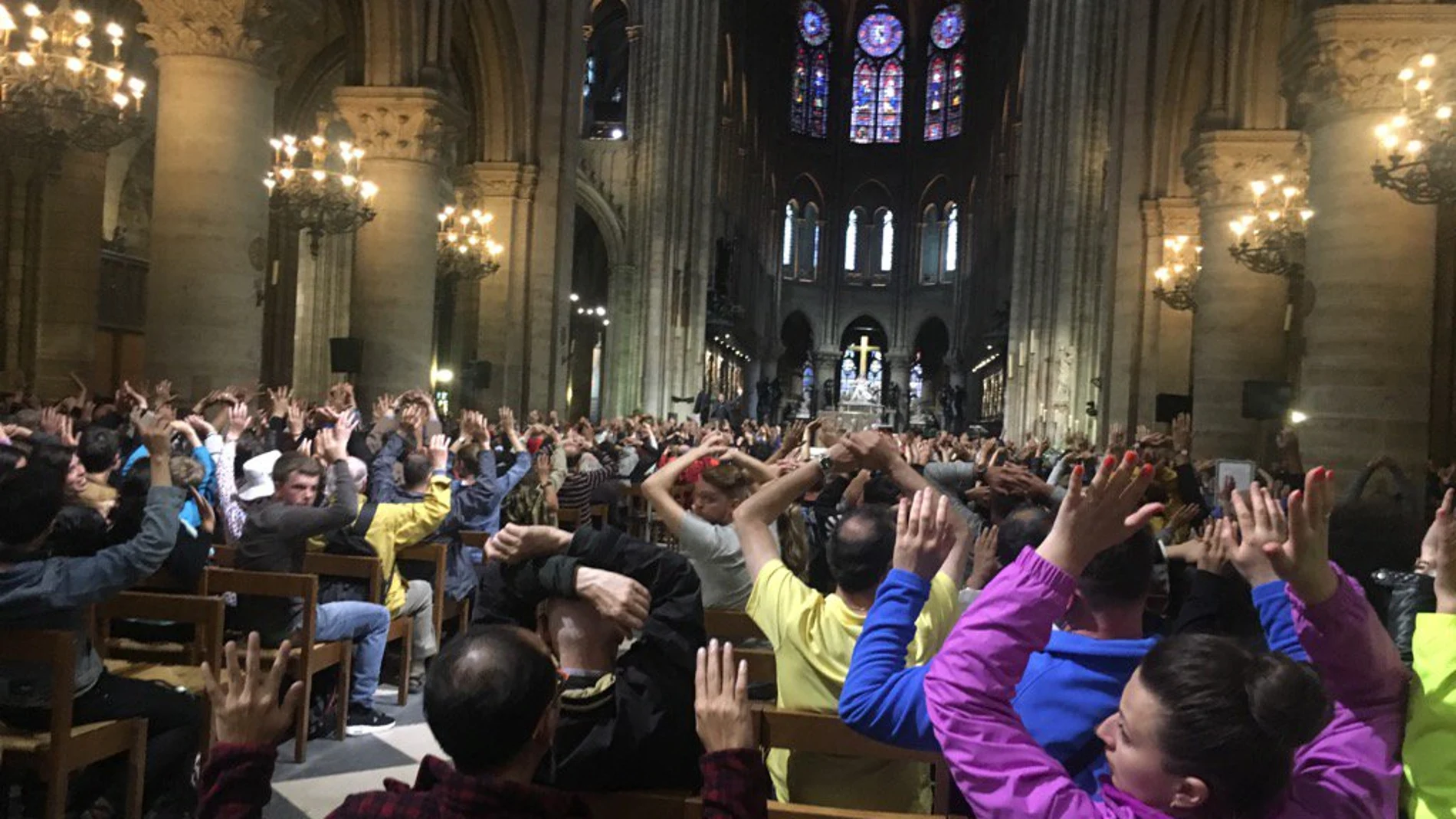 Imagen de las personas encerradas dentro de la catedral de París.