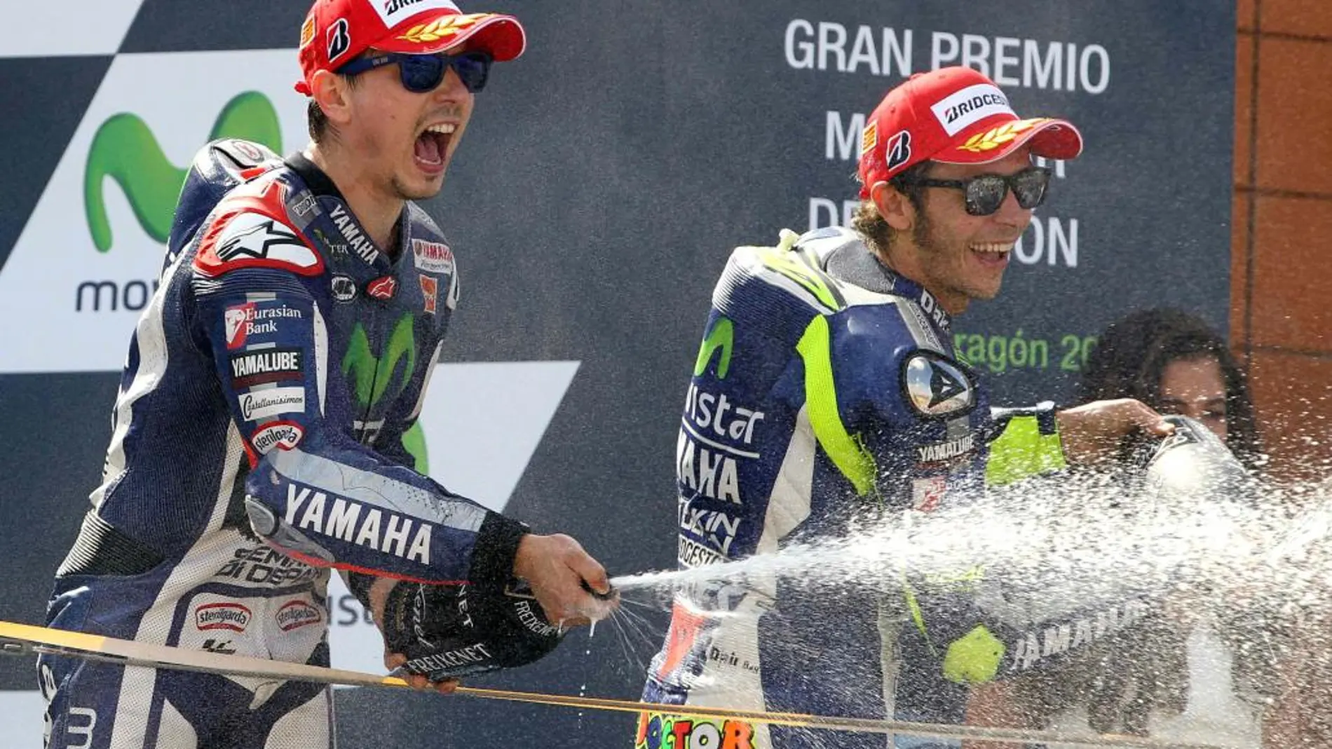 Los pilotos de Movistar Yamaha Jorge Lorenzo (i) y Valentino Rossi (d) celebran su primer y tercer puesto, respectivamente.