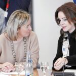 Silvia Clemente conversa con la presidenta de la asamblea de Extremadura, Blanca Martín, durante la celebración de la Conferencia de Presidentes Autonómicos celebrada en la capital de España