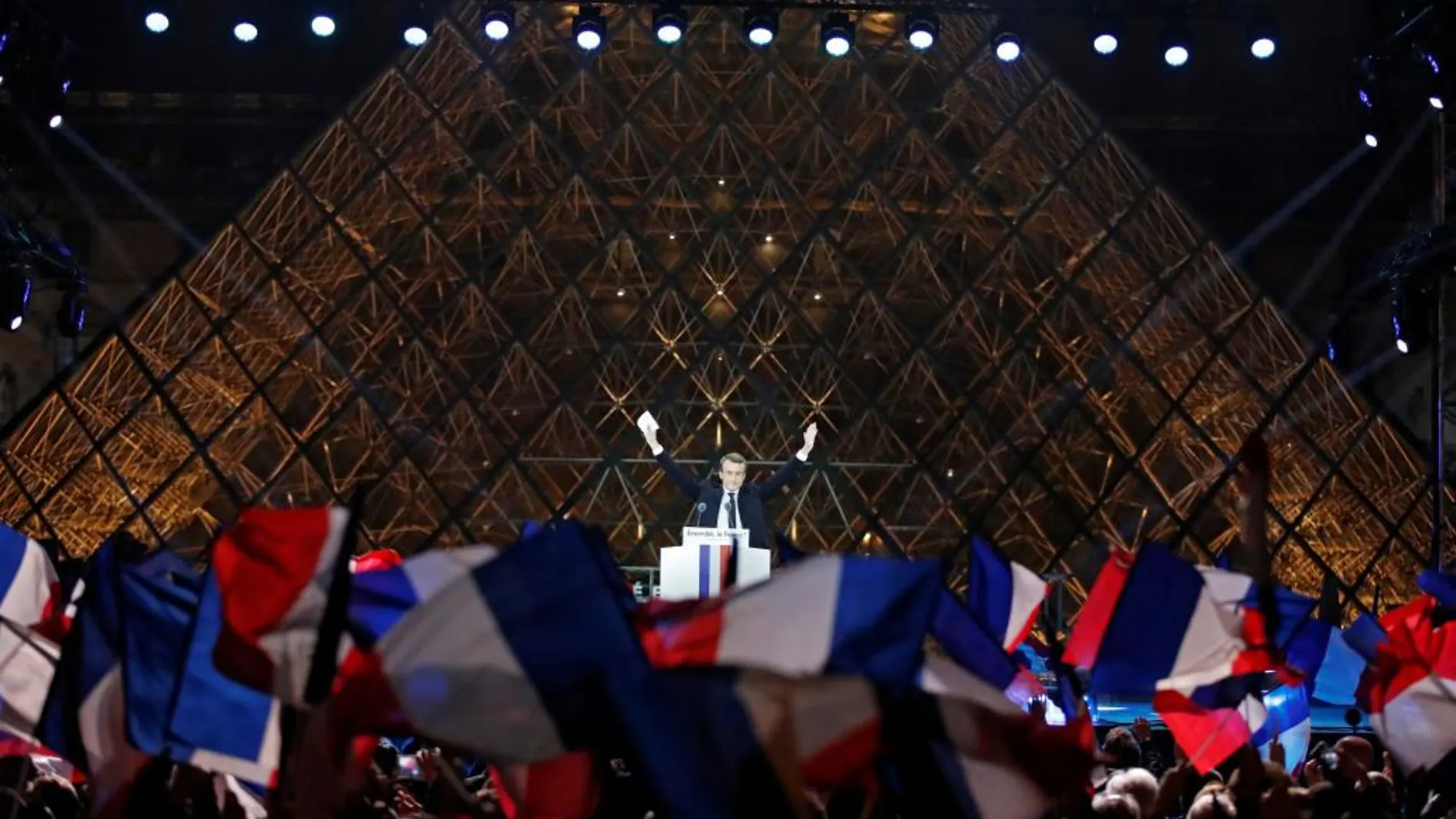 Emmanuel Macron celebra su victoria con sus seguidores al pie de las pirámides del Louvre en 2017