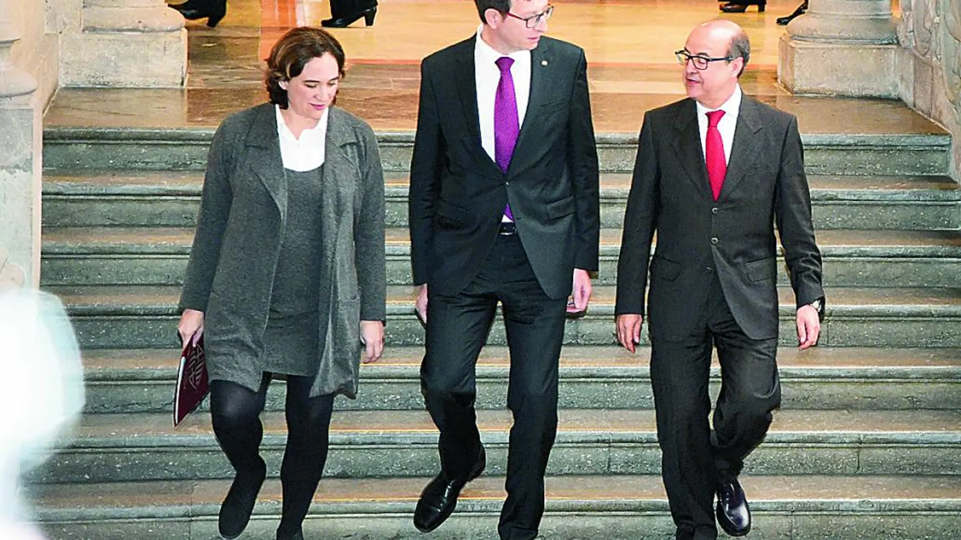 Ada Colau, Carles Mundó y Jesús María Barrientos, ayer, tras su reunión.
