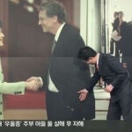 Un programa japonés analiza el gesto del magnate ante la predidenta