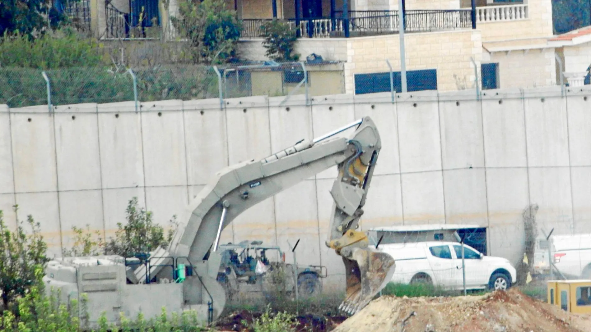 Excavadoras israelíes derriban los túneles de Hizbulá en la frontera con Líbano / Ap