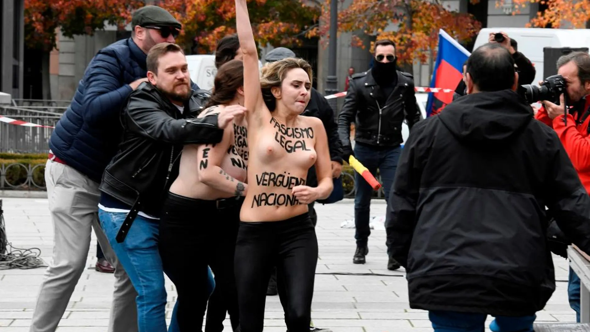 Las participantes de la protesta llevaban escrito sobre la piel del pecho el lema "fascismo legal, vergüenza nacional / Fotos: Efe