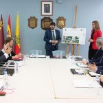 El presidente de la Comunidad, Fernando López Miras, presentó ayer el nuevo puente de Archena sobre el río Segura, junto a la alcaldesa de la localidad
