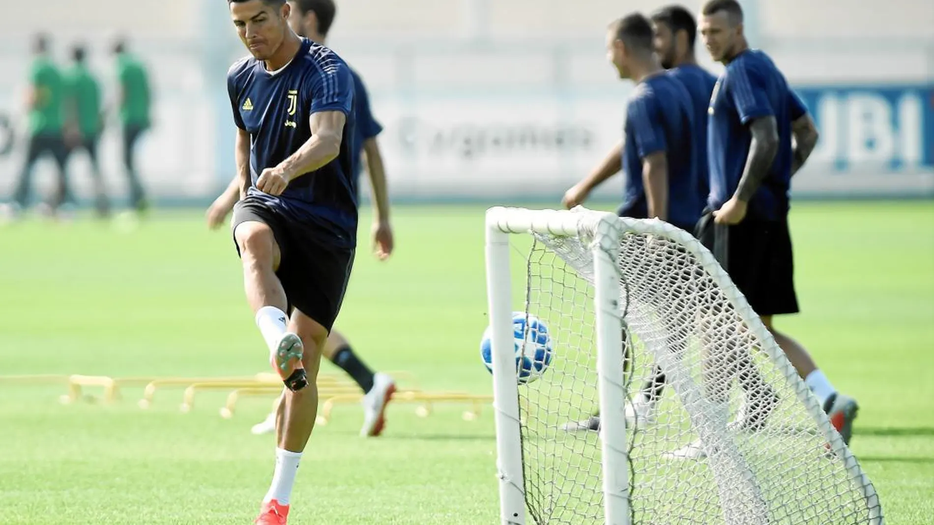 Cristiano Ronaldo ensaya el disparo en el entrenamiento de ayer, antes de viajar a Valencia con la Juventus