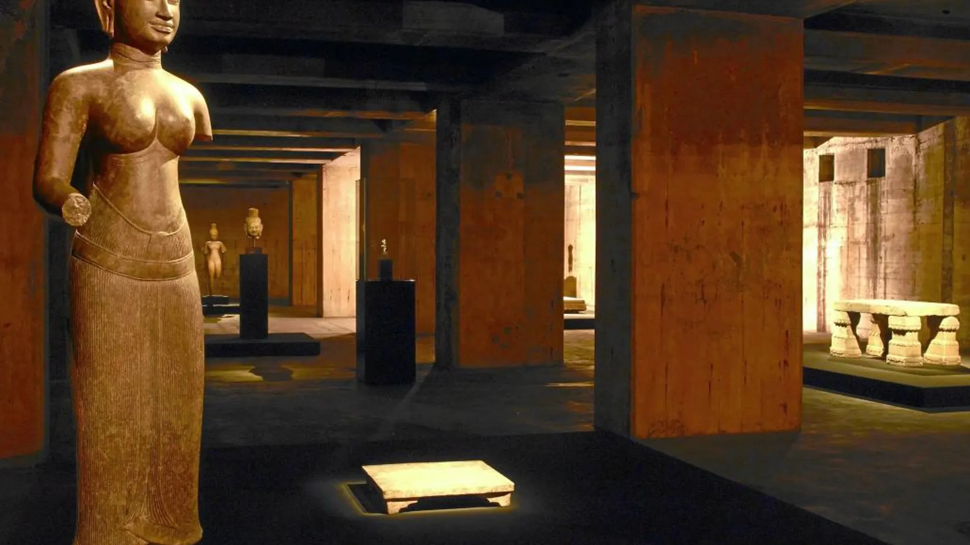 Una oscuridad que impregna el vestíbulo de acceso a una galería que durante la Segunda Guerra Mundial sirvió como búnker de telecomunicaciones