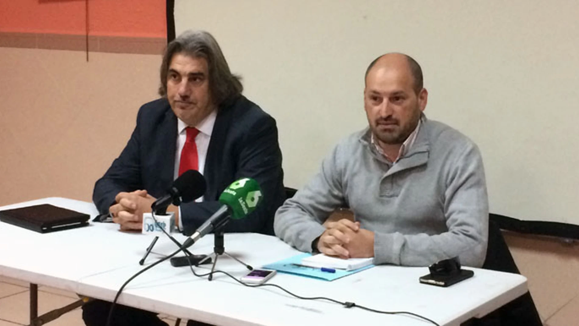 El abogado Alberto Ganga junto a Roberto Benítez, querellante del PP en el “caso Teatro”