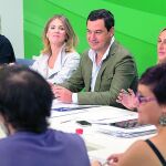 El presidente del PP-A, Juanma Moreno, se reunió ayer con representantes de sindicatos educativos en Sevilla.