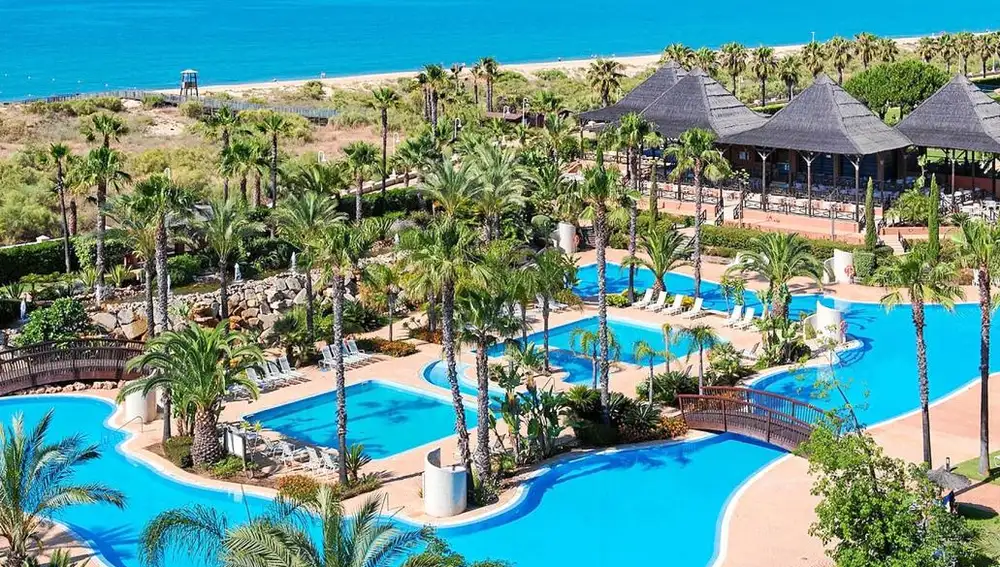 Varias piscinas del Puerto Antilla Grand Hotel, un resort especial para familias que quieran ir con niños