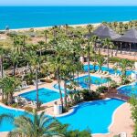 Varias piscinas del Puerto Antilla Grand Hotel, un resort especial para familias que quieran ir con niños