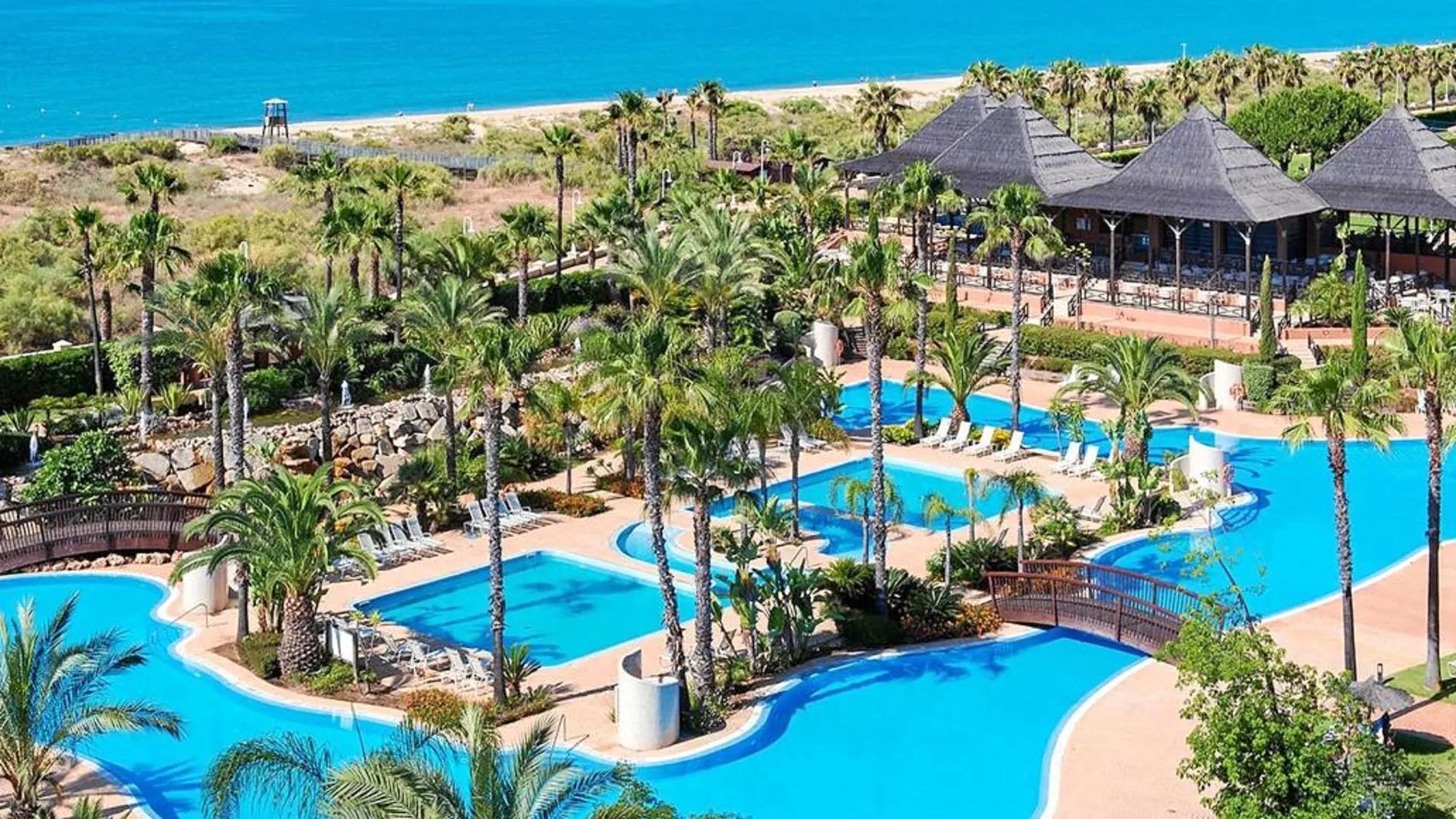 Varias piscinas del Puerto Antilla Grand Hotel, un resort especial para familias que quieran ir con niños