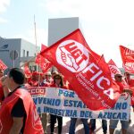 Manifestantes a las puertas de la empresa vallisoletana Lesaffre