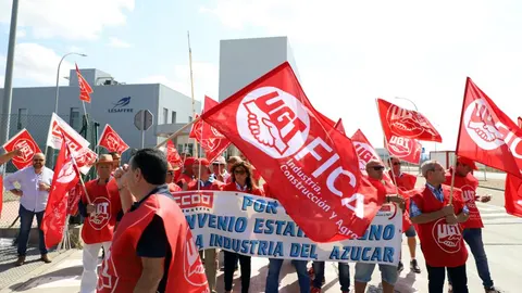 Manifestantes a las puertas de la empresa vallisoletana Lesaffre