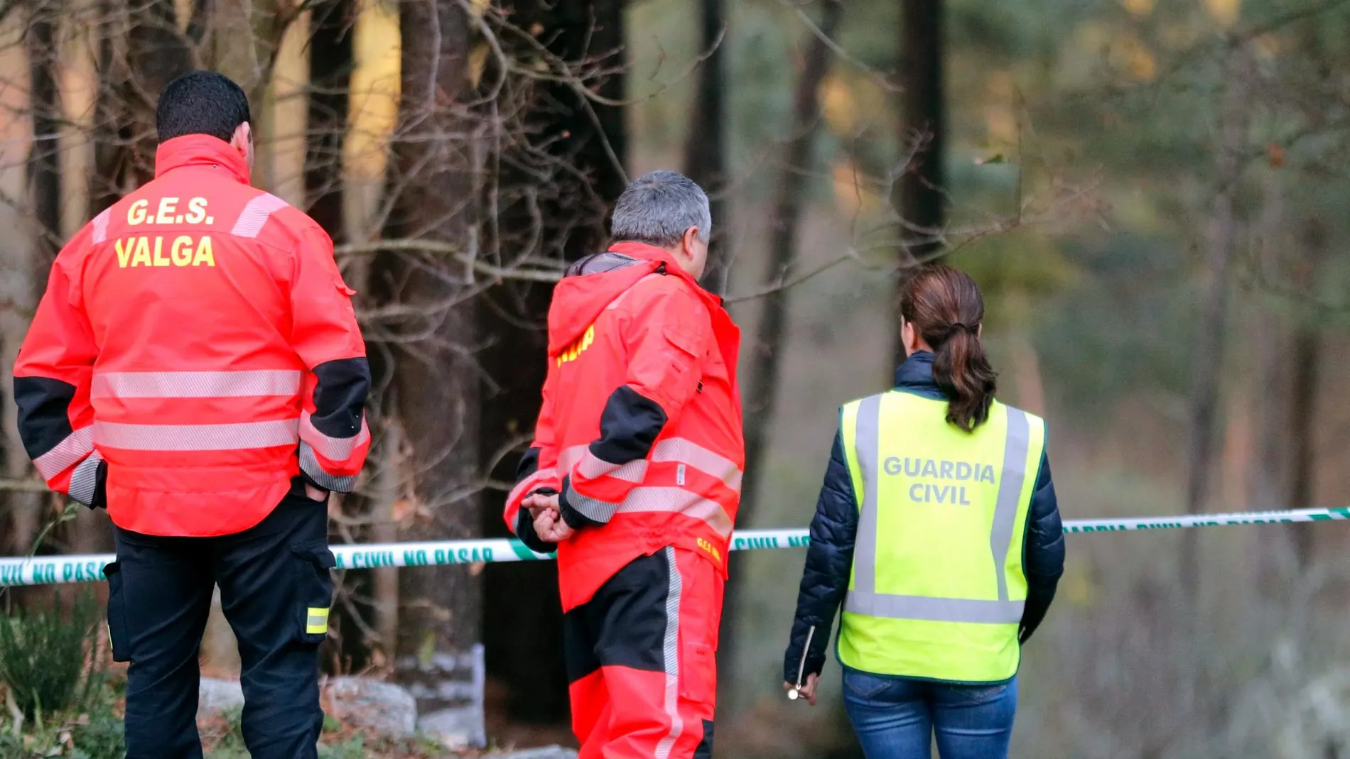 La Guardia Civil custodia las Inmediaciones de la vivienda donde un hombre ha asesinado a su mujer tras lo cual se ha quitado la vida