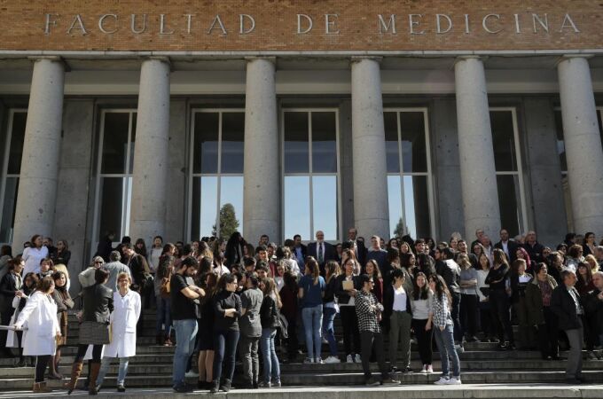 Concentración de estudiantes en la Facultad de Medicina de la Universidad Complutense de Madrid con motivo de la conmemoración del Día Internacional de la Mujer.